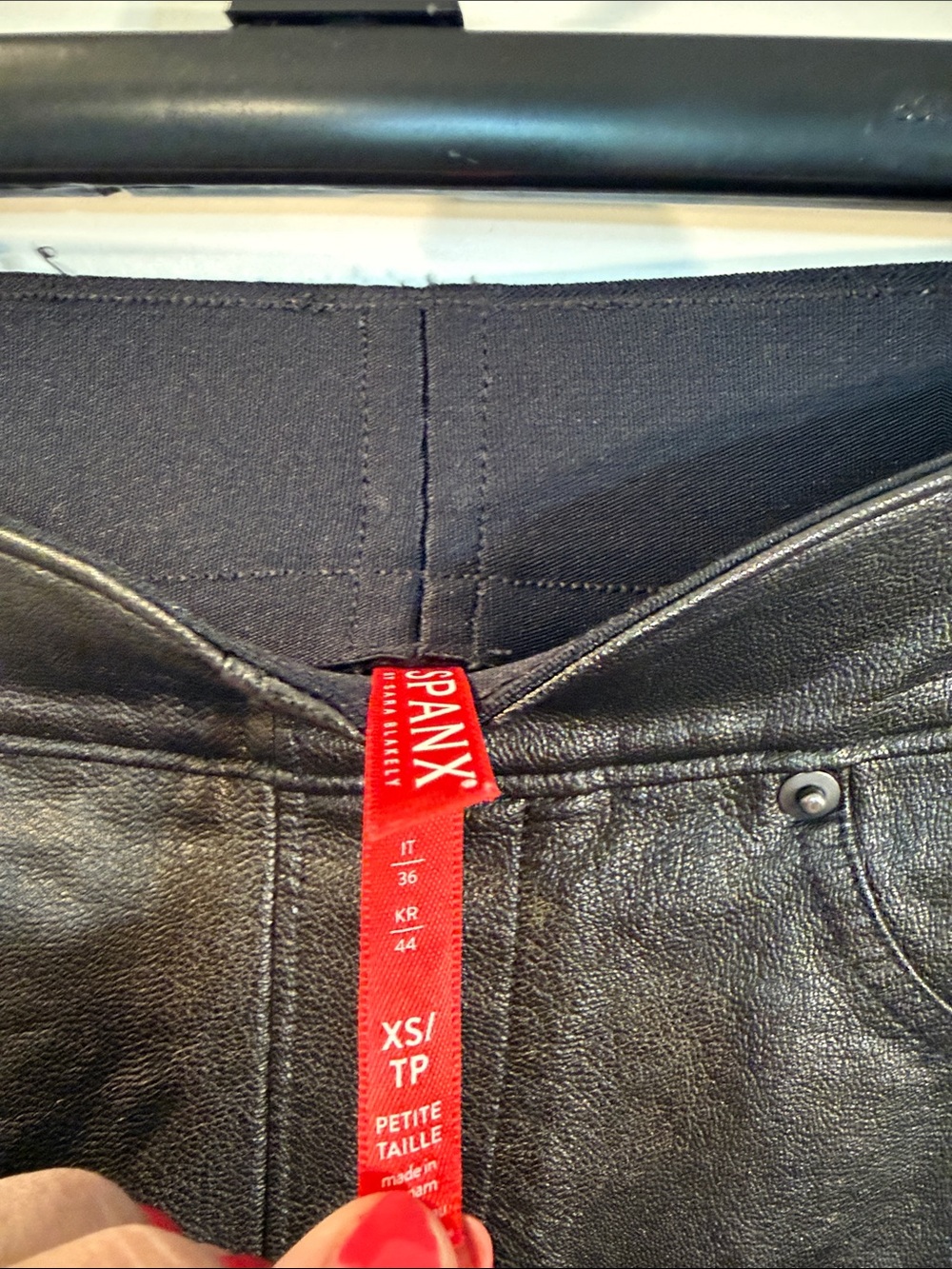 Spanx Leather-Like Ankle Skinny Pants in Noir XS - Picture 4 of 5
